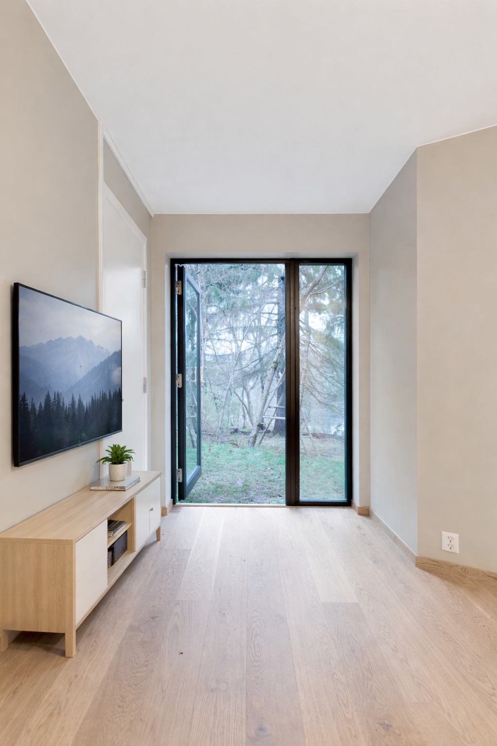 Store vindusflater vendt mot Kyvannet. Godt med lysinnslipp og boligen oppleves som en fullferdig sokkel uten kjellerfølelse. 

Lys og romslig stue med gode møbleringsmuligheter. Her er det naturlig plass til både sofa- og TV-sone, og rommet har en rolig atmosfære med nøytrale farger og store flater som slipper inn godt med lys. 